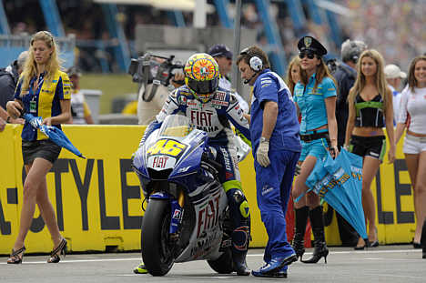 Valentino Rossi mener, om end med et smil på læberne, at han har begået sin sidste fejl i år. Det tegner godt for den 7-dobbelte verdensmester i den kommende weekends Grand Prix, for hans Fiat Yamaha passer perfekt til den tyske Sachsenring. Billedet viser italieneren umiddelbart inden starten på Hollands Grand Prix.